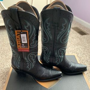 Ariat NWT women’s black cowboy boots 9.5